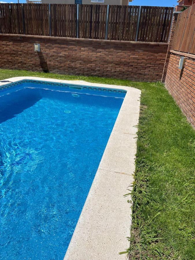 Chalet Moderno Con Piscina En Калафел Екстериор снимка