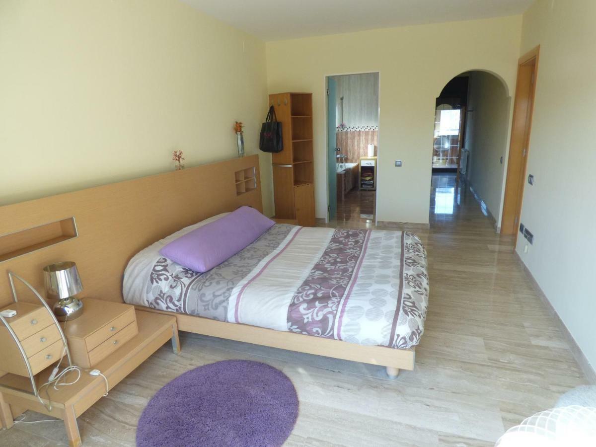 Chalet Moderno Con Piscina En Калафел Екстериор снимка