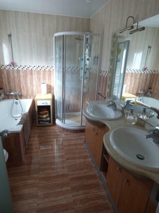 Chalet Moderno Con Piscina En Калафел Екстериор снимка