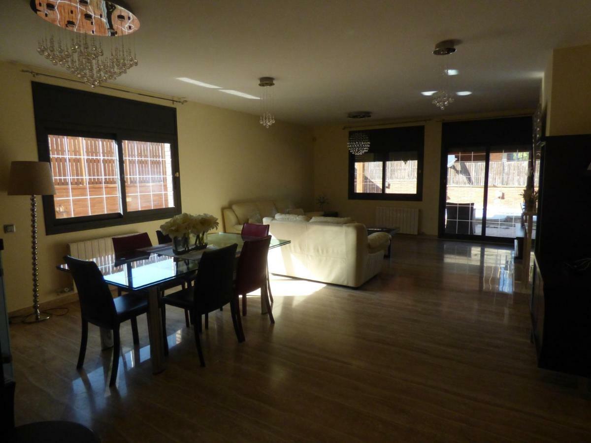 Chalet Moderno Con Piscina En Калафел Екстериор снимка