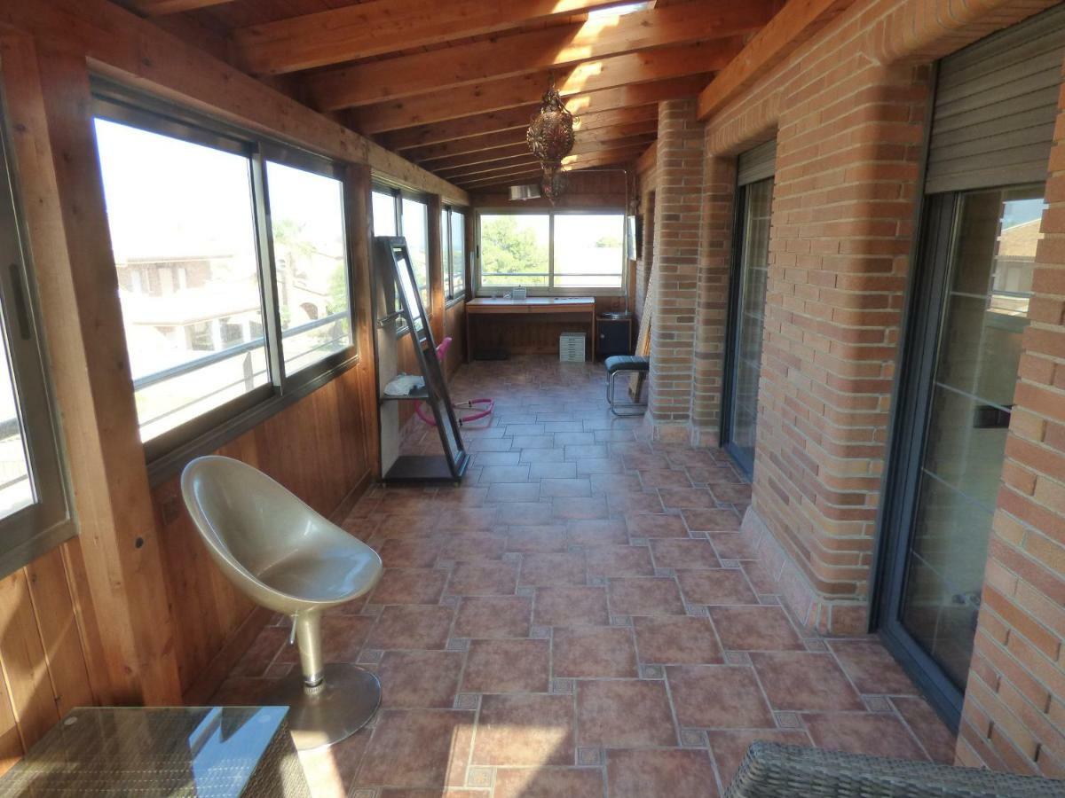 Chalet Moderno Con Piscina En Калафел Екстериор снимка
